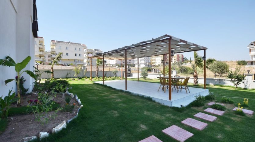 Modern 1-Bedroom Holiday Home